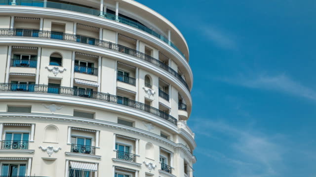 Monte-Carlo-mit-dem-Blick-auf-die-obere-Fassade-des-Luxus-Hotel-de-Paris-Timelapse,-Monaco