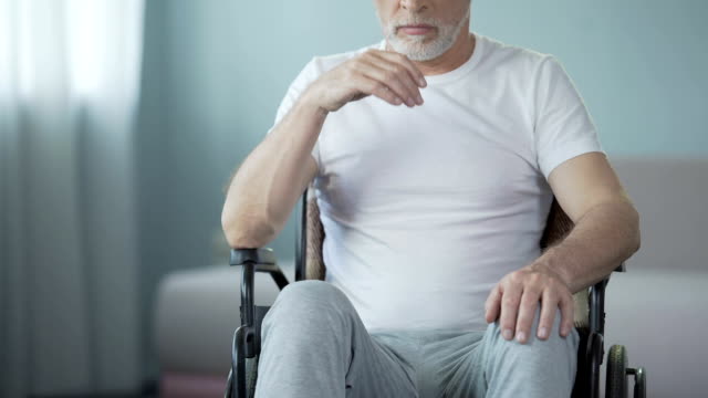 Hombre-gris-que-residen-en-la-recuperación-en-el-centro-médico-después-de-lesión-de-columna-vertebral-graves