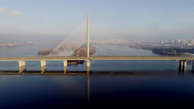 Vista-aérea-del-puente-sur.-Vista-aérea-del-puente-de-cable-de-metro-sur.-Kiev,-Ucrania.