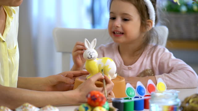 ¡Feliz-Pascua-de-resurrección!-Madre-y-su-hija-con-orejas-de-conejo-pintar-conejito-de-Pascua