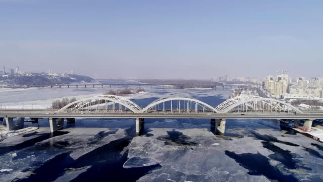 Vista-aérea-de-la-ciudad-de-Kiev,-Ucrania.-Río-Dniéper-con-puentes.-Puente-de-Darnitskiy