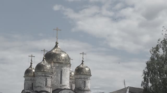 Orthodoxe-Kirche-Kuppel.-Sommer-Landschaft-mit-weißen-Chuch.-Kathedrale-von-Christus-dem-Erlöser