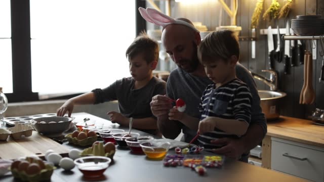 Painting-eggs-and-having-a-great-time