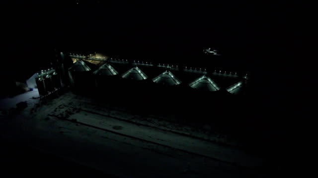 Ascensor-y-fábrica-en-noche-de-invierno