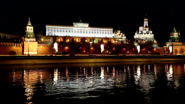 Blick-auf-den-Fluss-Moskwa-und-den-Kreml-(nachts),-Moskau,-Russland---die-beliebtesten-Ansicht-von-Moskau