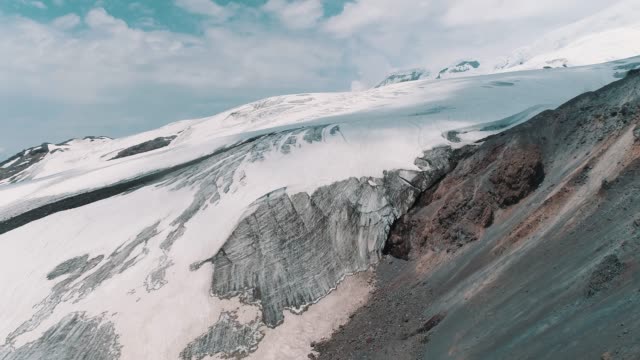 Luftaufnahme-von-erstaunliche-Natur-schneereichen-bergigen-Landschaft