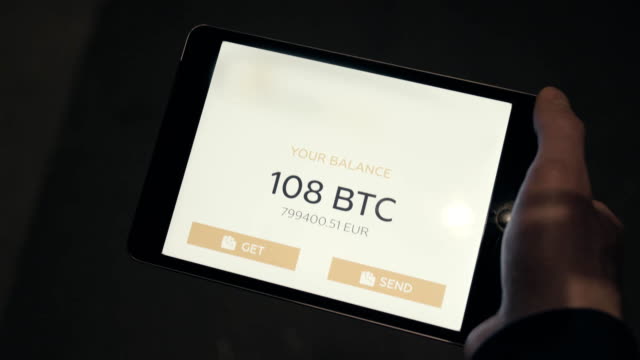 Aplicación-de-Tablet-mostrando-el-saldo-de-una-billetera-Bitcoin.-Stock.-Concepto-de-moneda-digital.-Balance-de-bitcoins-en-la-tableta