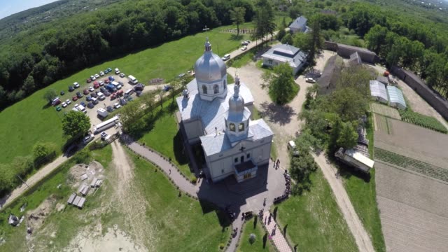 Luftbild-Drohne-Blick-auf-Kirche