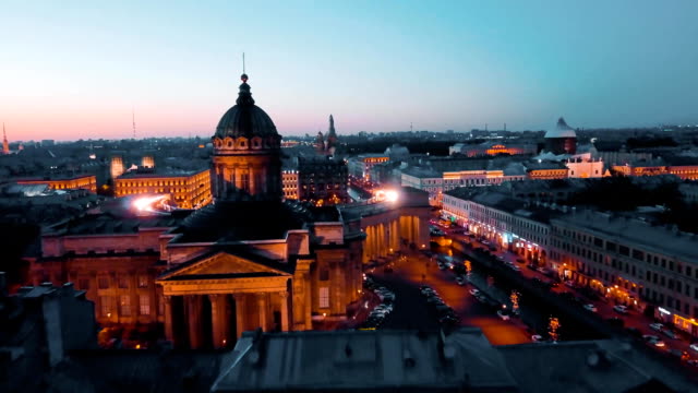 Toma-aérea-de-Catedral-de-Kazan-en-la-noche.-San-Petersburgo,-Rusia.-ciudad-desde-arriba,-video,-históricos-edificios-drone-cinematográfico-del-norte-capital