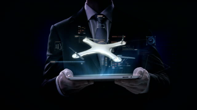 Geschäftsmann-anhebende-smart-Pad,-Tablet,-rotierende-Drohne,-Quadrocopter,-mit-futuristischen-Benutzeroberfläche,-virtuelle-Grafik.-4k.