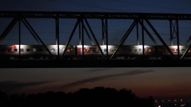 Puente-de-ferrocarril-en-la-noche.