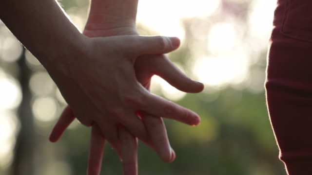 Nahaufnahme-der-Hände,-die-zusammen-mit-Sonnenlicht-Fackel-in-die-background2-Beitritt.-Schöne-romantische-Momente-zwischen-zwei-liebenden