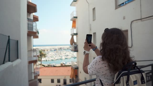Erwachsene-Frau-schießt-malerische-Landschaft-in-Stadt-per-Telefon-für-soziale-Netze