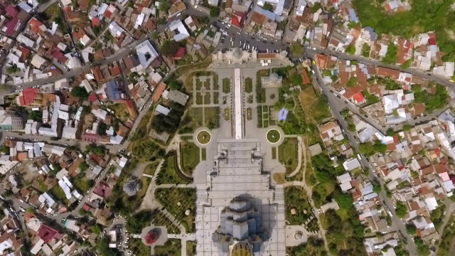 Vista-aérea-de-la-Catedral-de-la-Santísima-Trinidad-y-sus-alrededores-casas,-lugares-de-Georgia