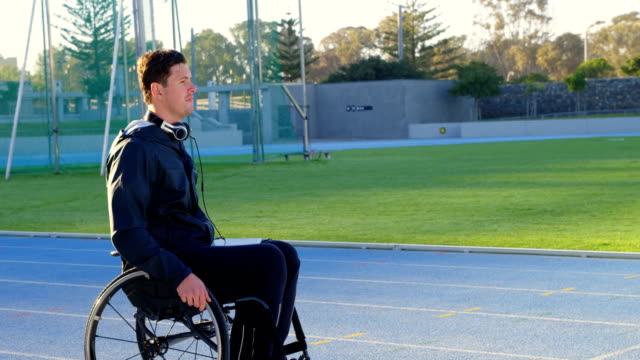 Menschen-mit-Behinderungen-sportliche-Bewegung-mit-Rollstuhl-am-Sportstätte-4k