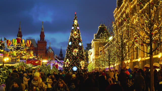Plaza-Roja,-Moscú,-Rusia.-Personas-en-el-año-nuevo-justo-cerca-del-centro-comercial-de-Kremlin-y-goma