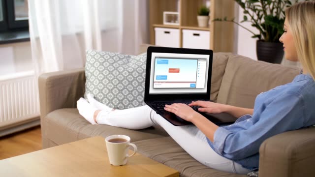 Frau-plaudert-online-auf-Laptop-zu-Hause