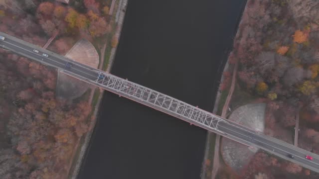 Oberer-Blick-Flussbrücke-mit-Verkehr-Herbstobstassen