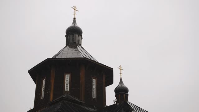 Silhouette-einer-orthodoxen-hölzernen-Kirche-mit-einem-Goldenen-Kreuz