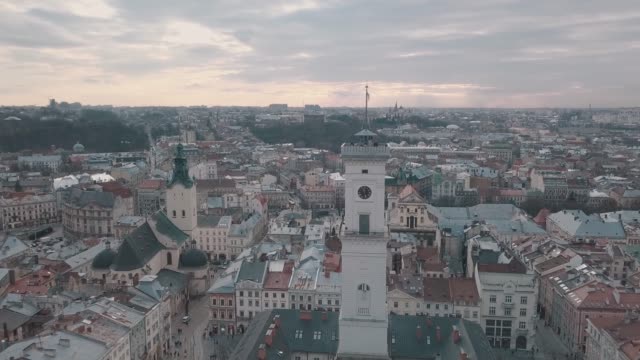 Panorama-aéreo-de-la-antigua-ciudad-europea-Lviv,-Ucrania.-Ayuntamiento,-Ratush