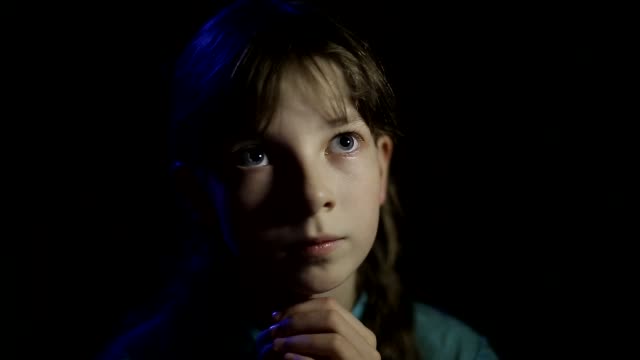 little--girl-praying-in-a-dark-room