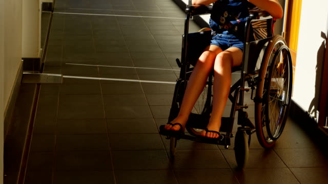Behinderte-Schulmädchen-mit-Handy-im-Flur-4k