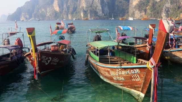 Phi-Phi-Don-Island-longtail-boats-in-beach