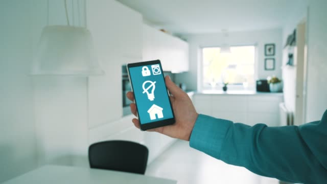 Smart-Home-Automation-mit-App-auf-Smartphone-zur-Steuerung-von-Licht