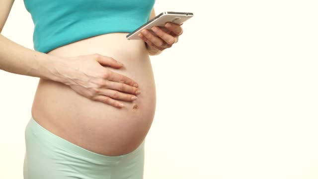 Mujer-embarazada-usando-el-teléfono-inteligente-4K