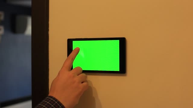 Dispositivo-de-control-casero-inteligente-en-una-pared