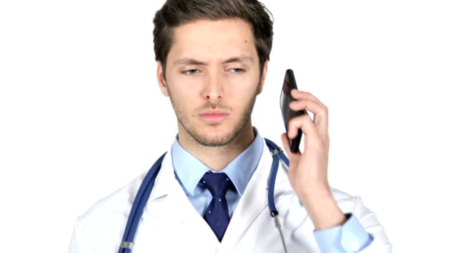Junge-Ärztin-spricht-auf-Smartphone,-weißem-Hintergrund