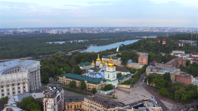 Vista-aérea-del-monasterio-de-San-Miguel-de-oro-abovedado,-el-Ministerio-de-Asuntos-Exteriores-y-la-Catedral-de-Santa-Sofía-en-Kiev,-Ucrania