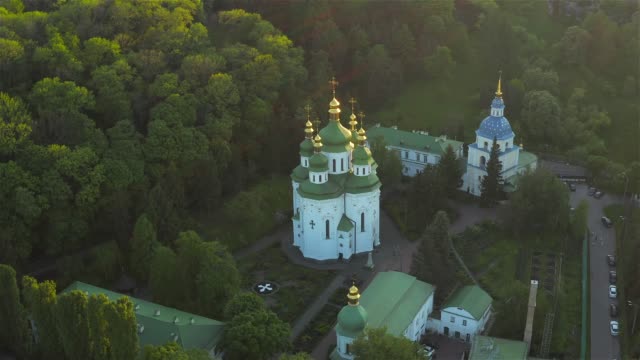 Luftaufnahme-des-Klosters-Vydubychi,-bei-Sonnenuntergang,-Kiew,-Ukraine