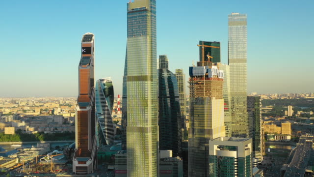 Luftaufnahme-der-Wolkenkratzer-der-Moskauer-Stadt-bei-Sonnenuntergang