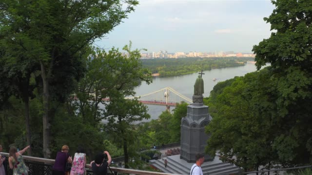 Vista-aérea-del-monumento-a-Vladimir-el-grande,-el-puente-peatonal-y-el-río-Dnieper,-Kiev
