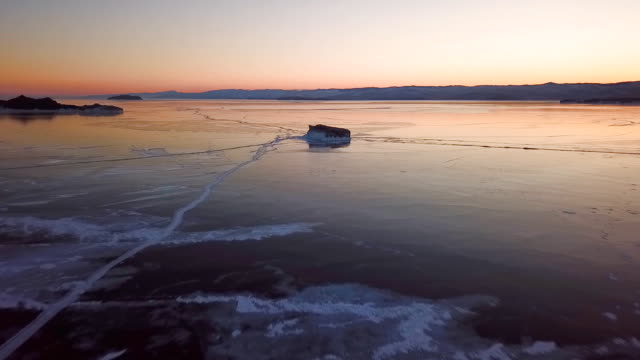 Vista-aérea-en-el-lago-Baikal.-Lago-de-invierno-con-hermoso-hielo.-Rocas-en-la-costa-y-las-islas.-Invierno-ruso.-Disparo-del-Dron.