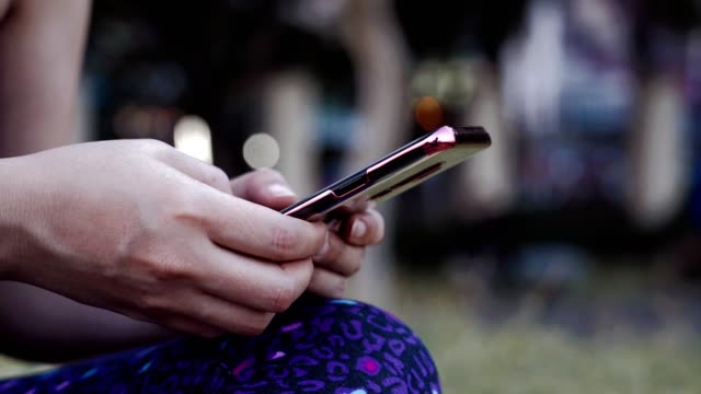 Frau-Hand-mit-Smartphone-für-soziales-Netzwerk