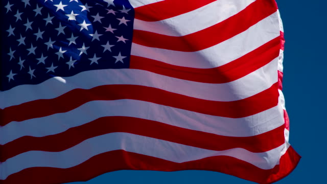Zitternder-USA-Flagge-auf-blauem-Himmelshintergrund