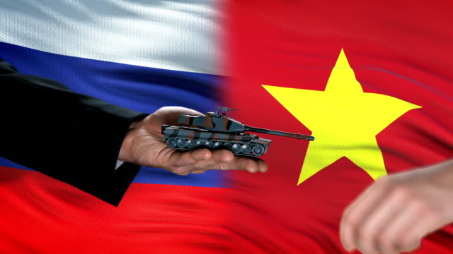 Russland-und-Vietnam-Beamten-Austausch-von-Panzergeld,-globale-Waffen,-Flagge-Hintergrund