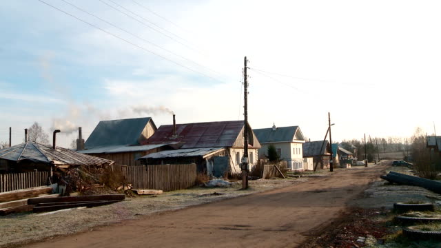 calle-del-pueblo-en-Rusia-a-finales-de-otoño-humo-de-la-tubería