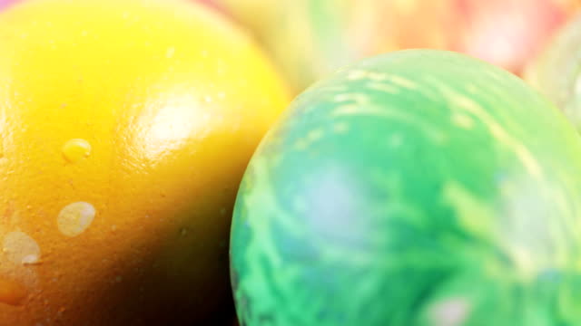 Huevos-de-Pascua-multicolores