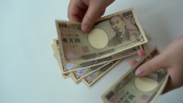 Handzählung-von-zehntausend-Yen-Banknoten