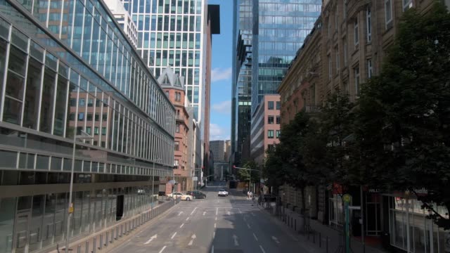 Flying-through-the-streets-of-Frankfurt