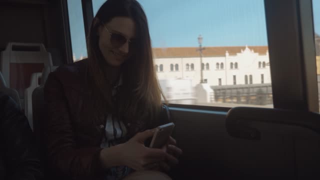Viaje-en-autobús-con-el-uso-del-teléfono-celular