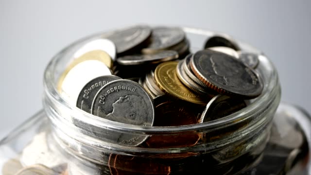 Sparen-Sie-Geld-für-Anlagekonzept-thai-Münzen-in-einem-Glas