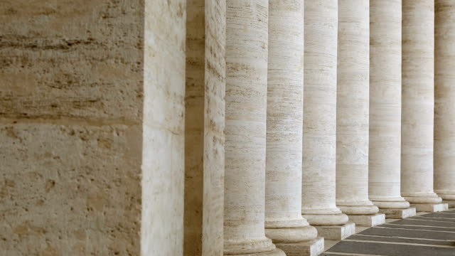 Famosa-columnata-de-la-Basílica-de-San-Pedro-en-el-Vaticano