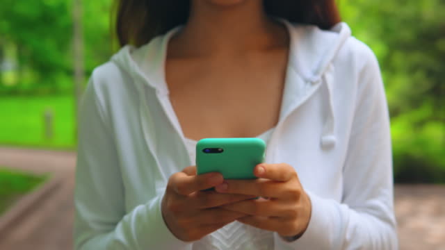 Nahaufnahme-Details-Mädchen-geht-chatten-online-mit-mobilen
