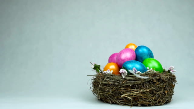 Das-Symbol-der-Ostern-gefärbt-und-bemalt-farbige-Eier-sind-im-Nest,-Federn-fallen-herunter,-Konzept-des-christlichen-Feiertag-pascha-oder-Auferstehung-Sonntag