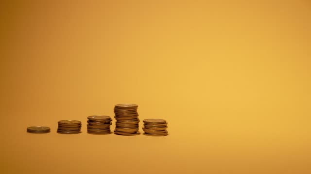 Reihen-von-Geldmünzen-auf-Gold-Hintergrund