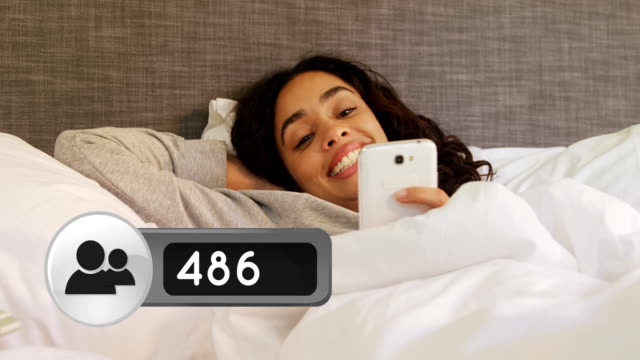 Frau-im-Bett-lächelnd-liegend,-während-sie-auf-ihrem-Telefon-4k-textet